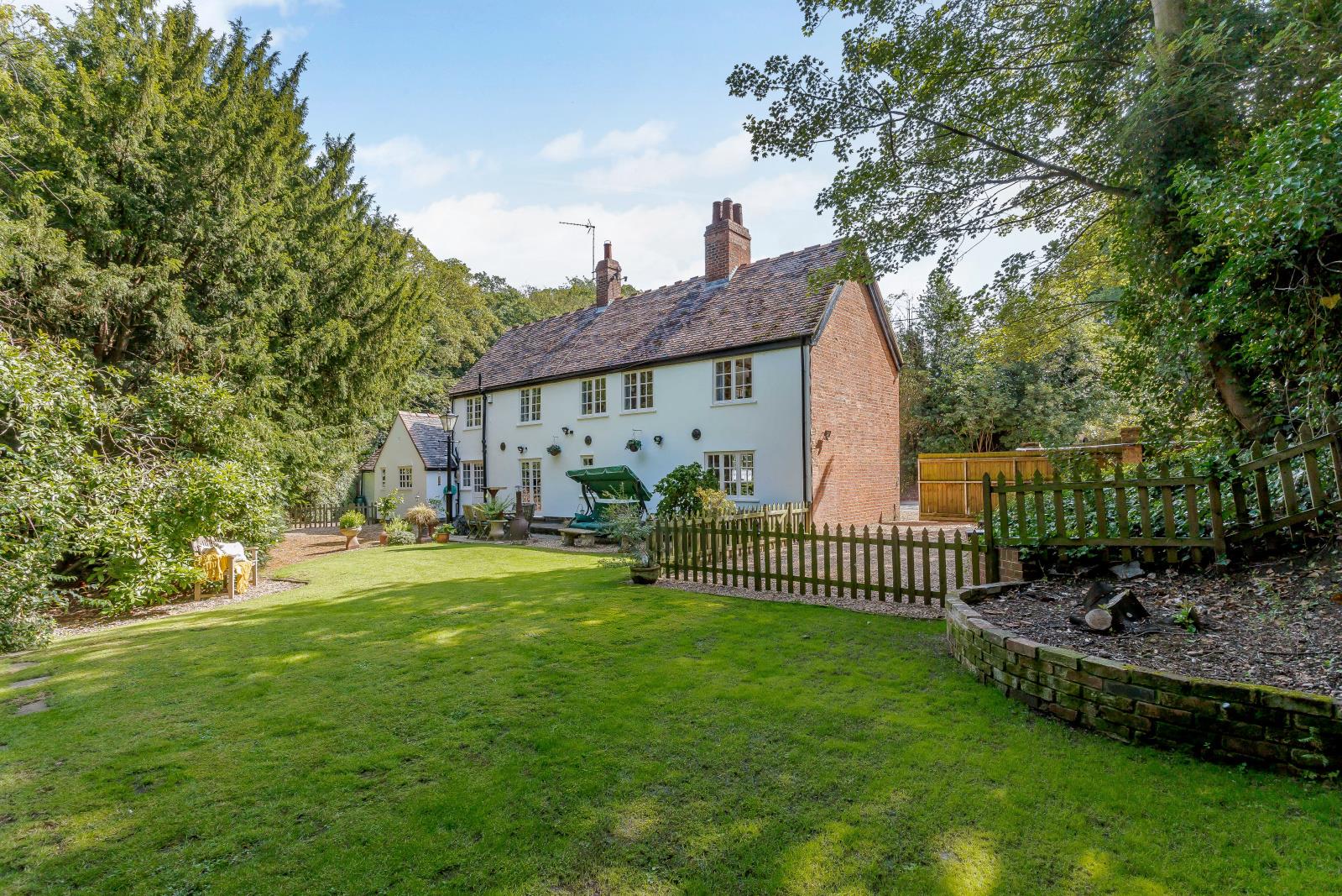 4 bedroom Detached House for sale in Rugby