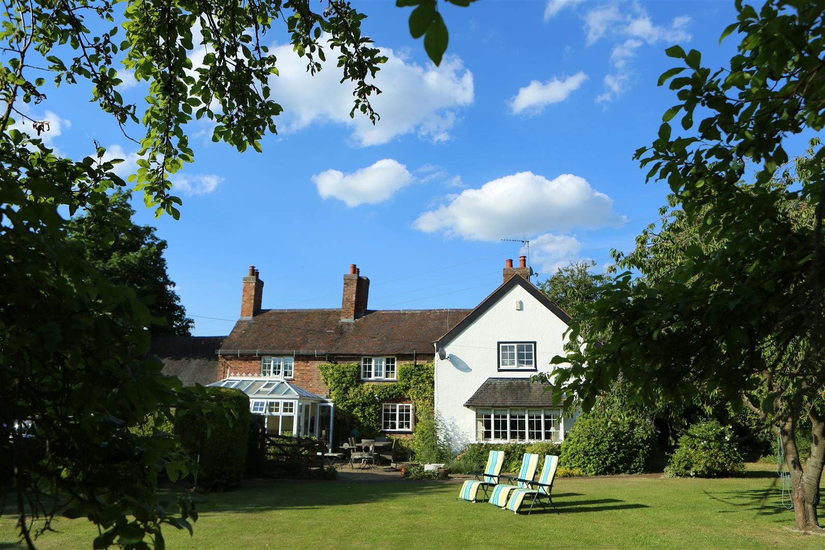 6 bedroom Detached House for sale in Rugby