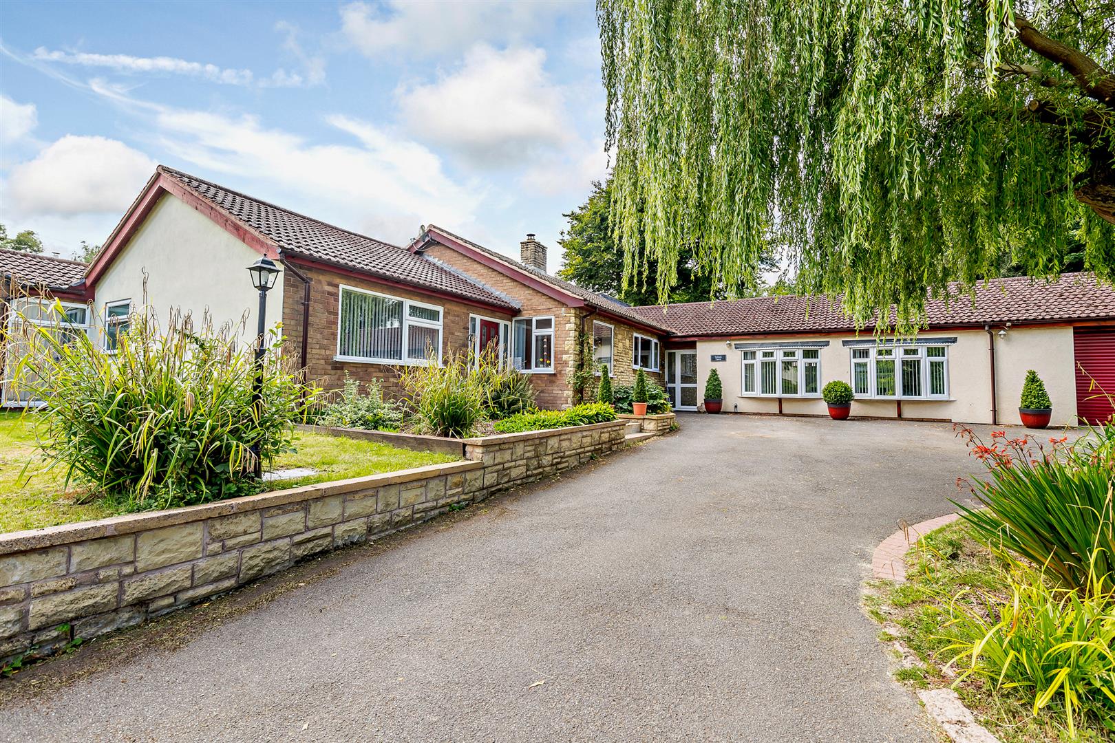 4 bedroom Detached Bungalow for sale in Rugby