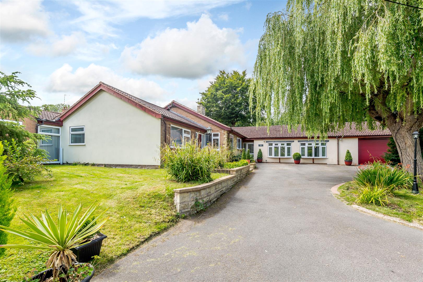 4 bedroom Detached Bungalow for sale in Rugby