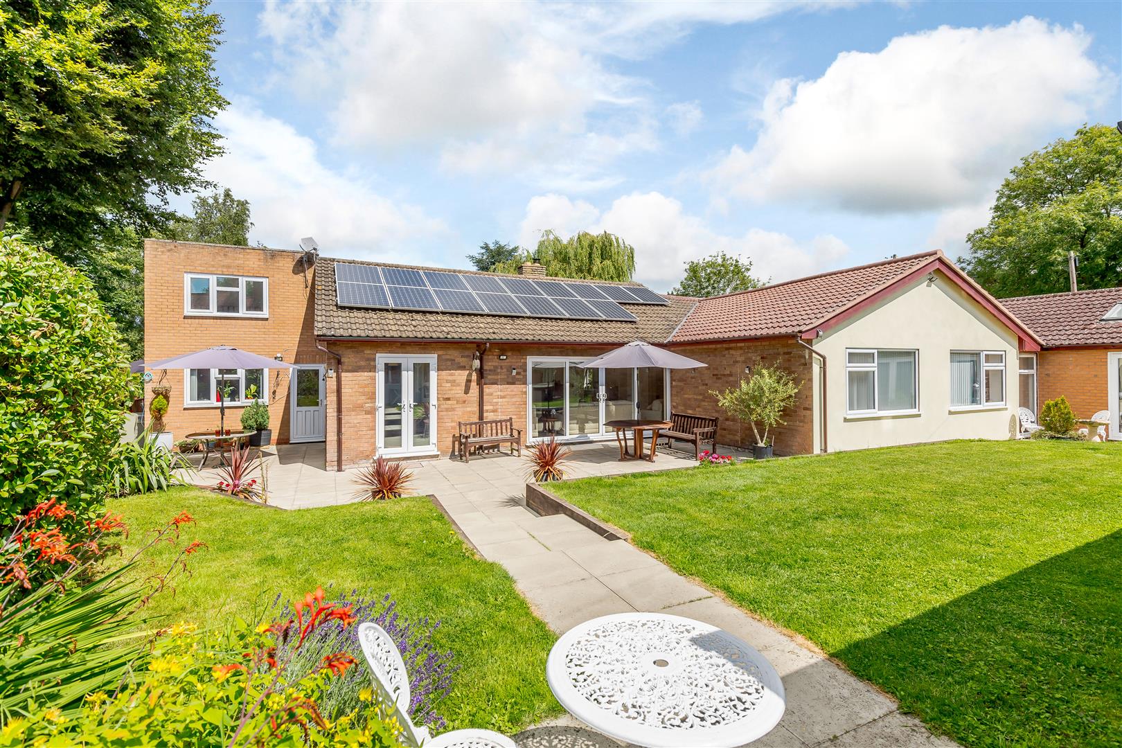 4 bedroom Detached Bungalow for sale in Rugby