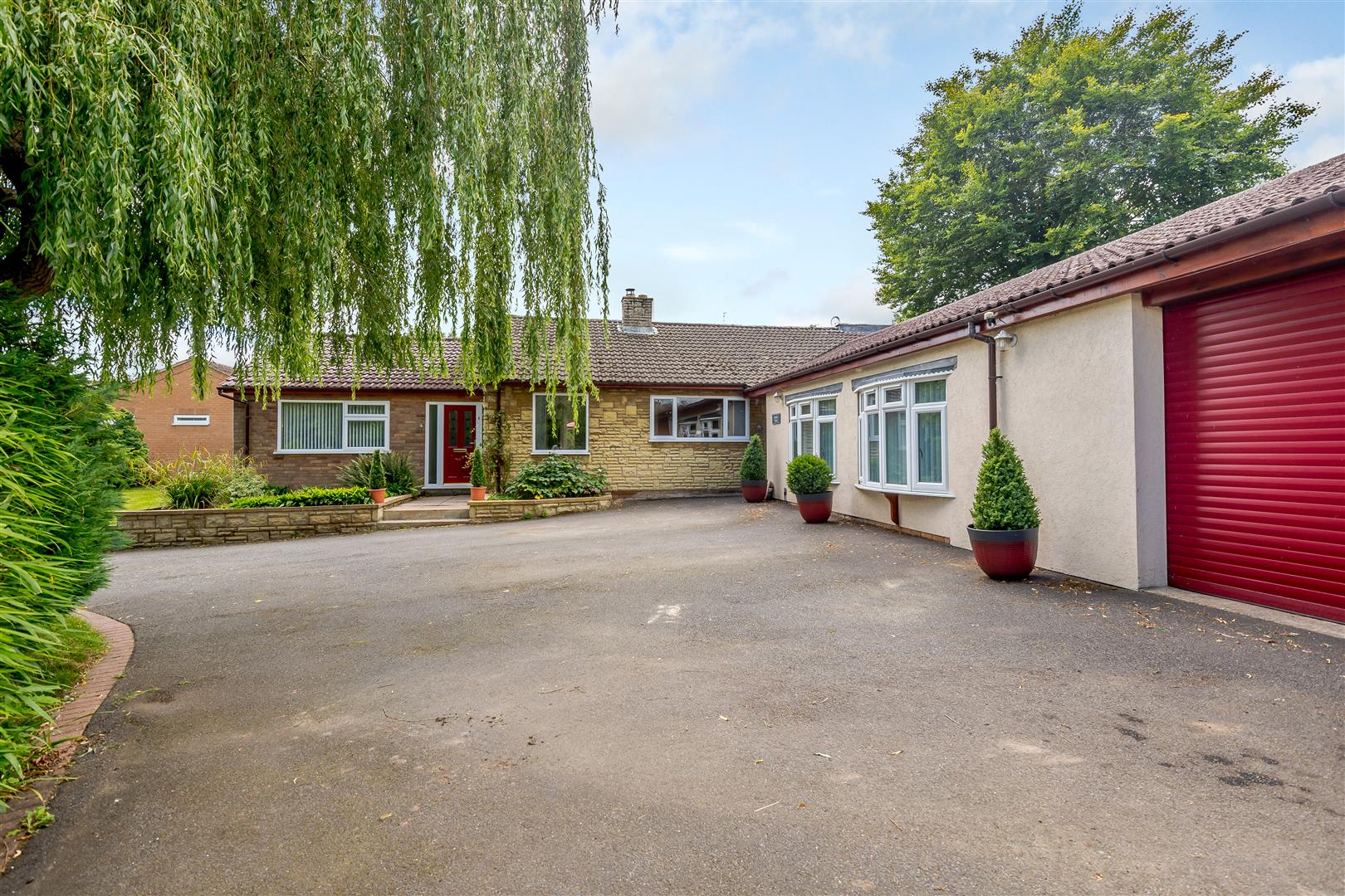 4 bedroom Detached Bungalow for sale in Rugby