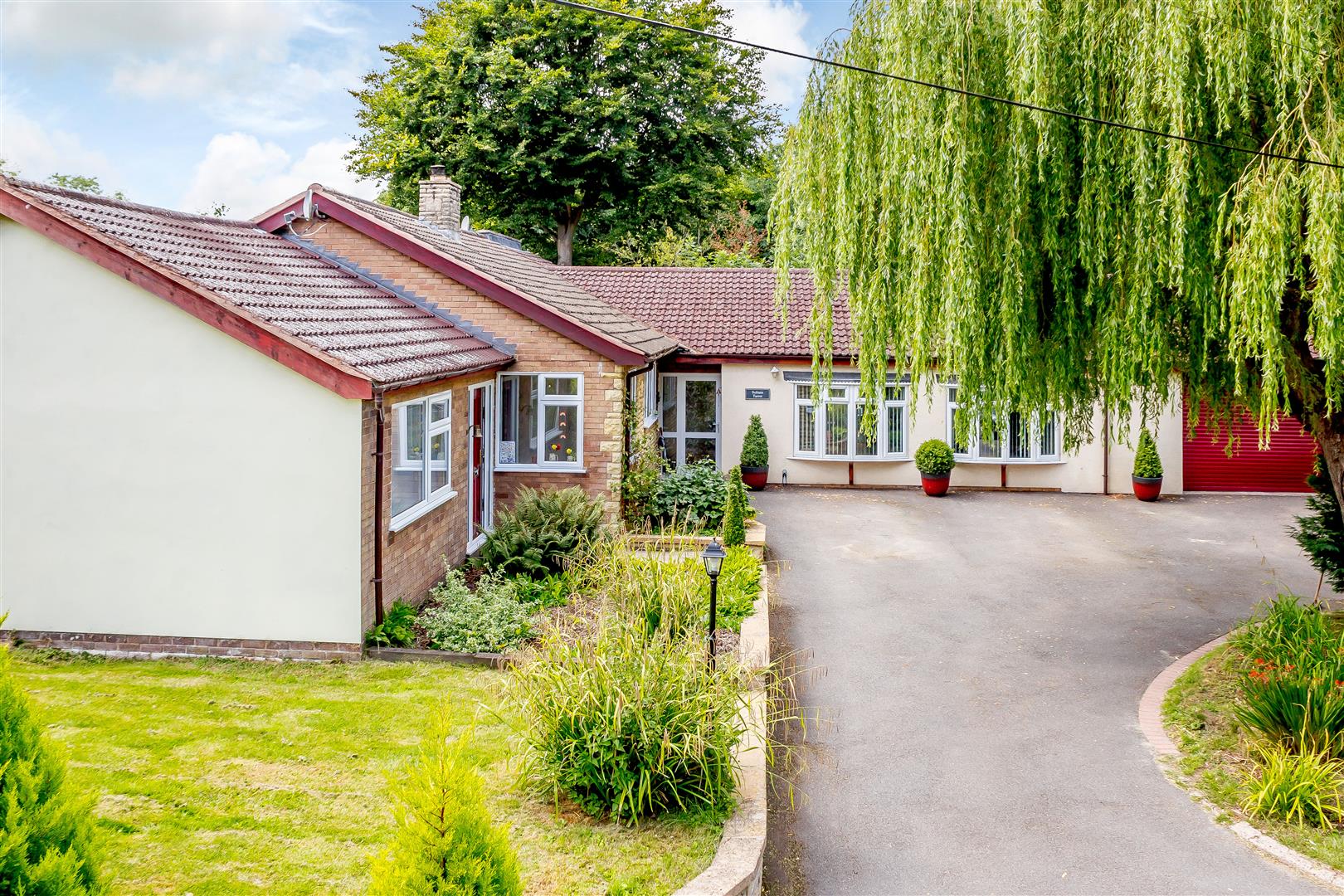 4 bedroom Detached Bungalow for sale in Rugby