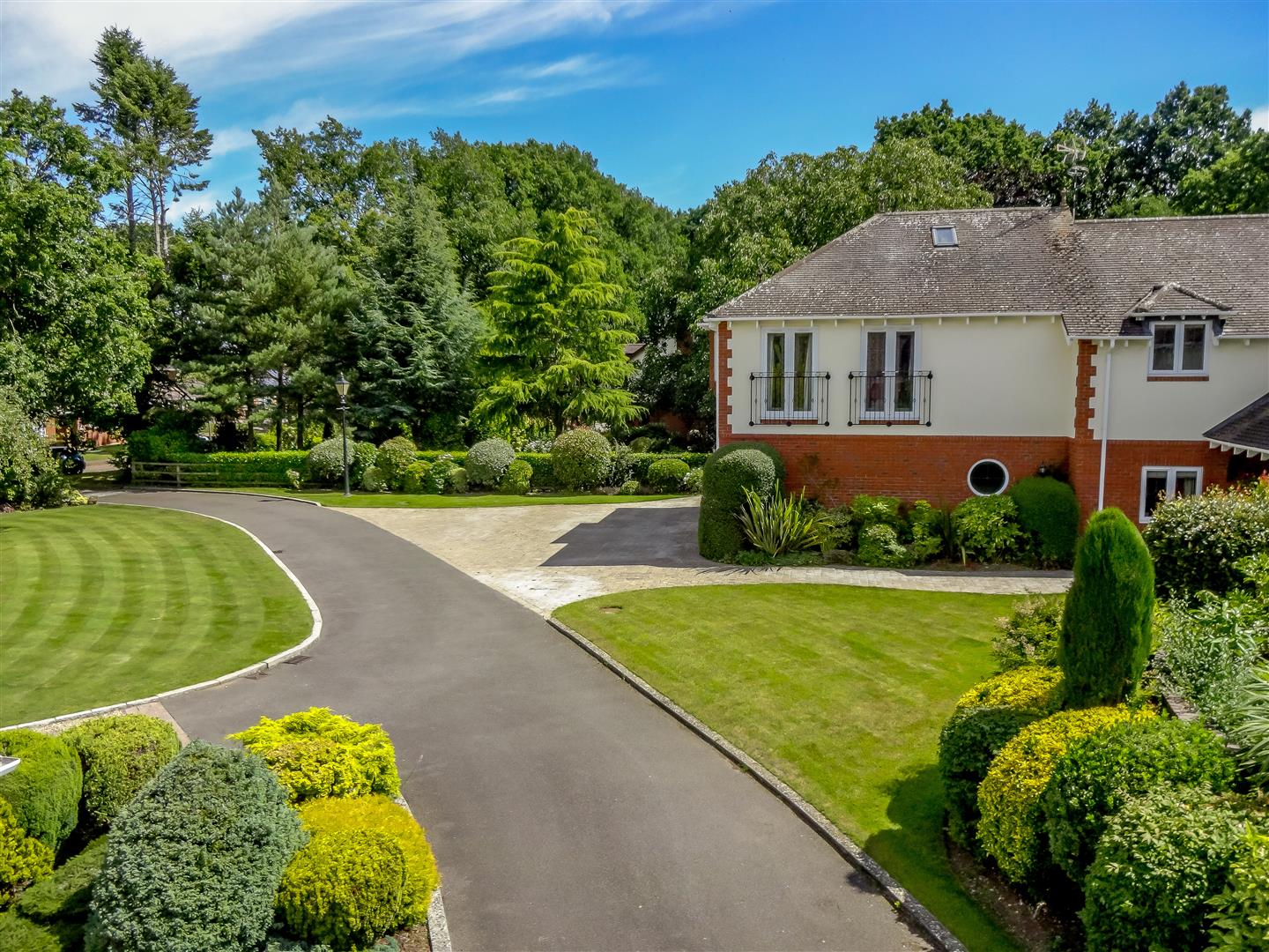 6 bedroom Detached House for sale in Rugby