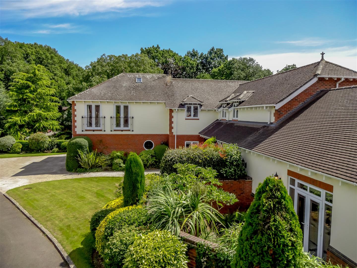 6 bedroom Detached House for sale in Rugby