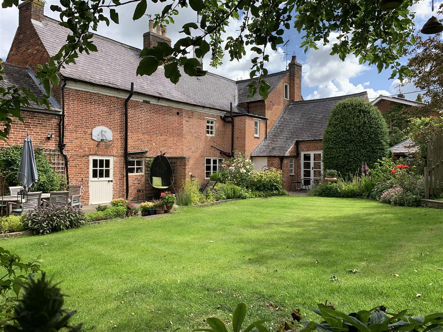 6 bedroom Detached House for sale in Lutterworth
