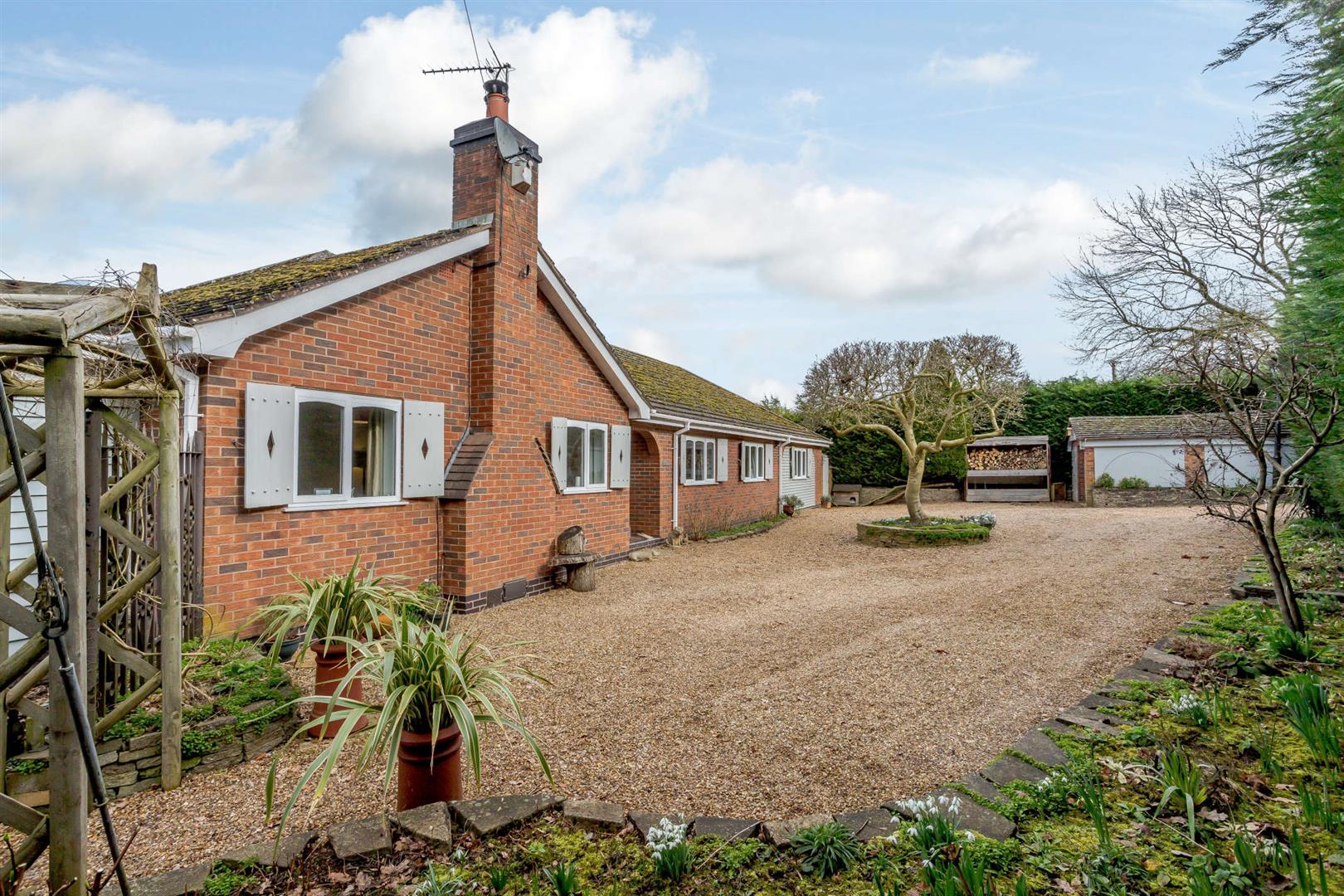 4 bedroom Detached Bungalow for sale in Rugby