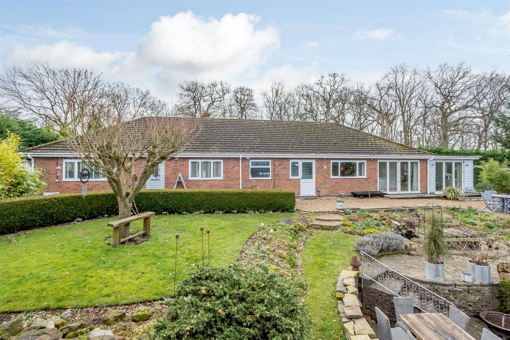 4 bedroom Detached Bungalow for sale in Rugby