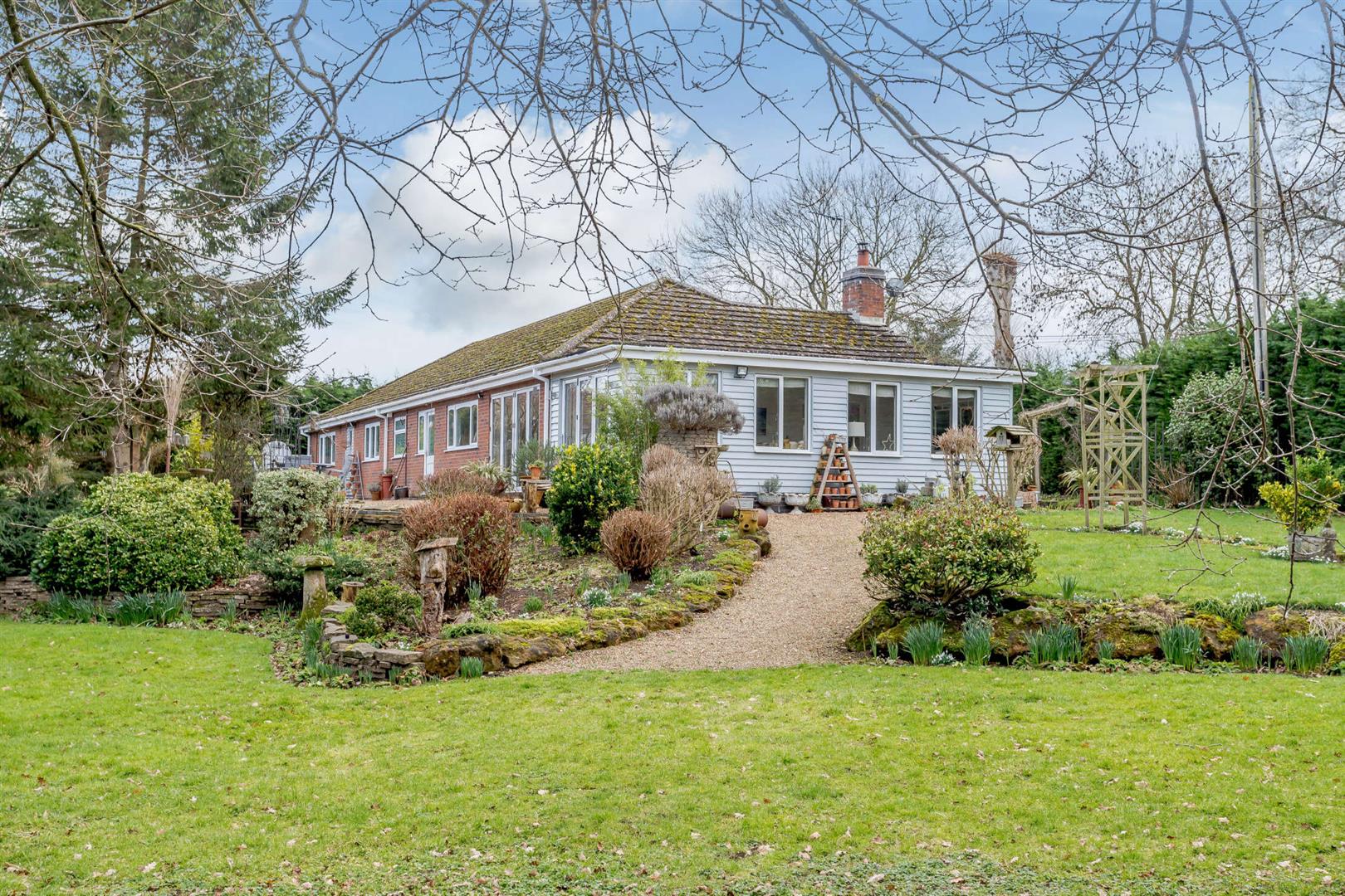 4 bedroom Detached Bungalow for sale in Rugby