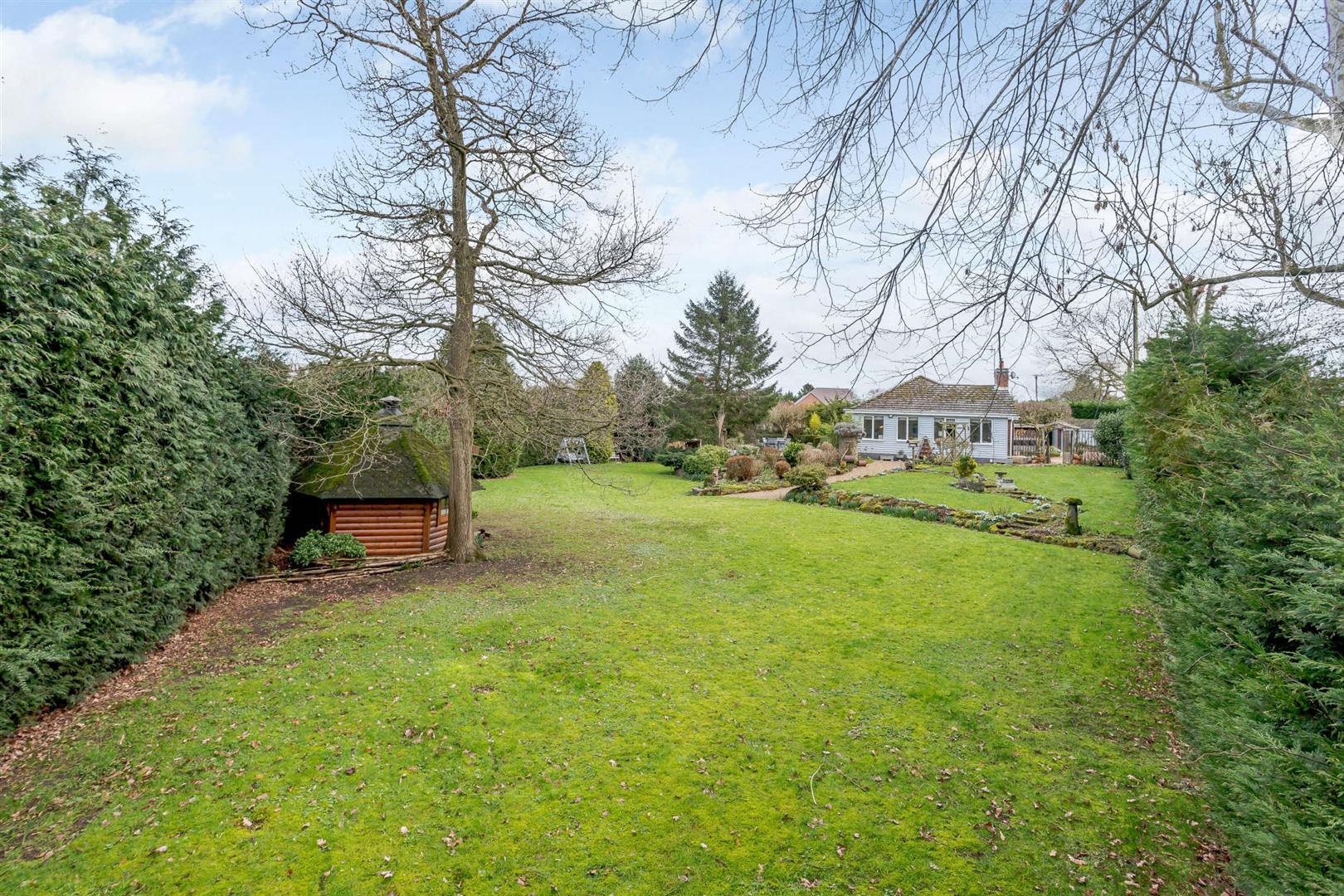 4 bedroom Detached Bungalow for sale in Rugby