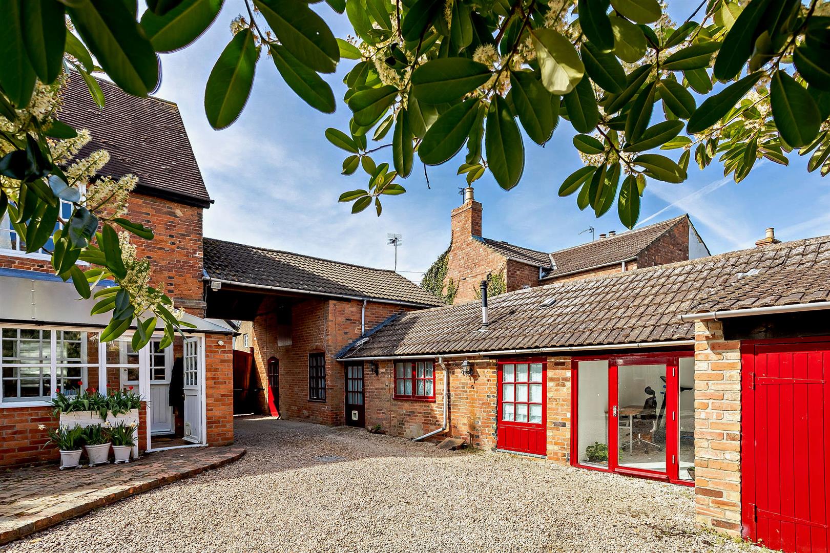 5 bedroom Detached House for sale in Rugby