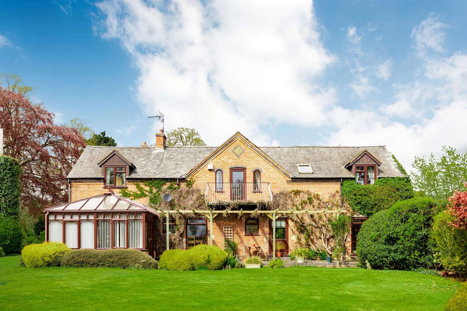 4 bedroom Detached House for sale in Rugby