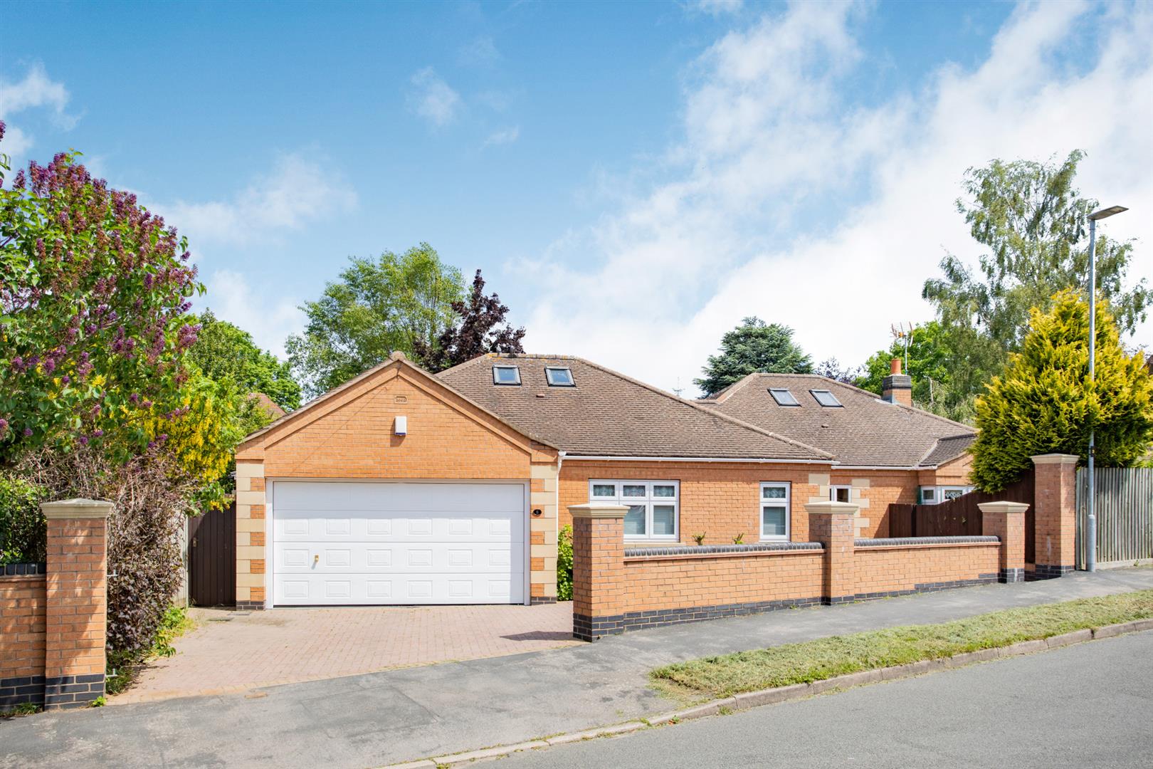 4 bedroom Bungalow for sale in Hinckley