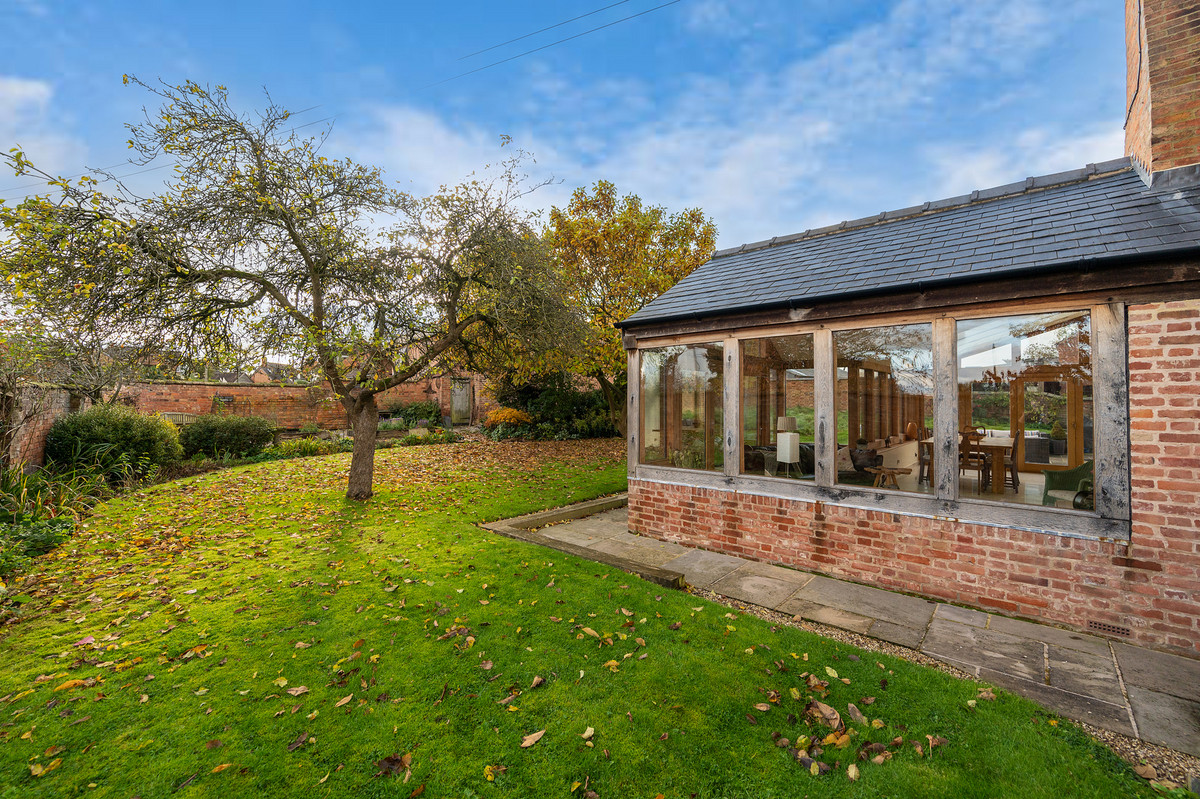 Detached House for sale with 6 bedrooms, School Street, Church Lawford Fine & Country