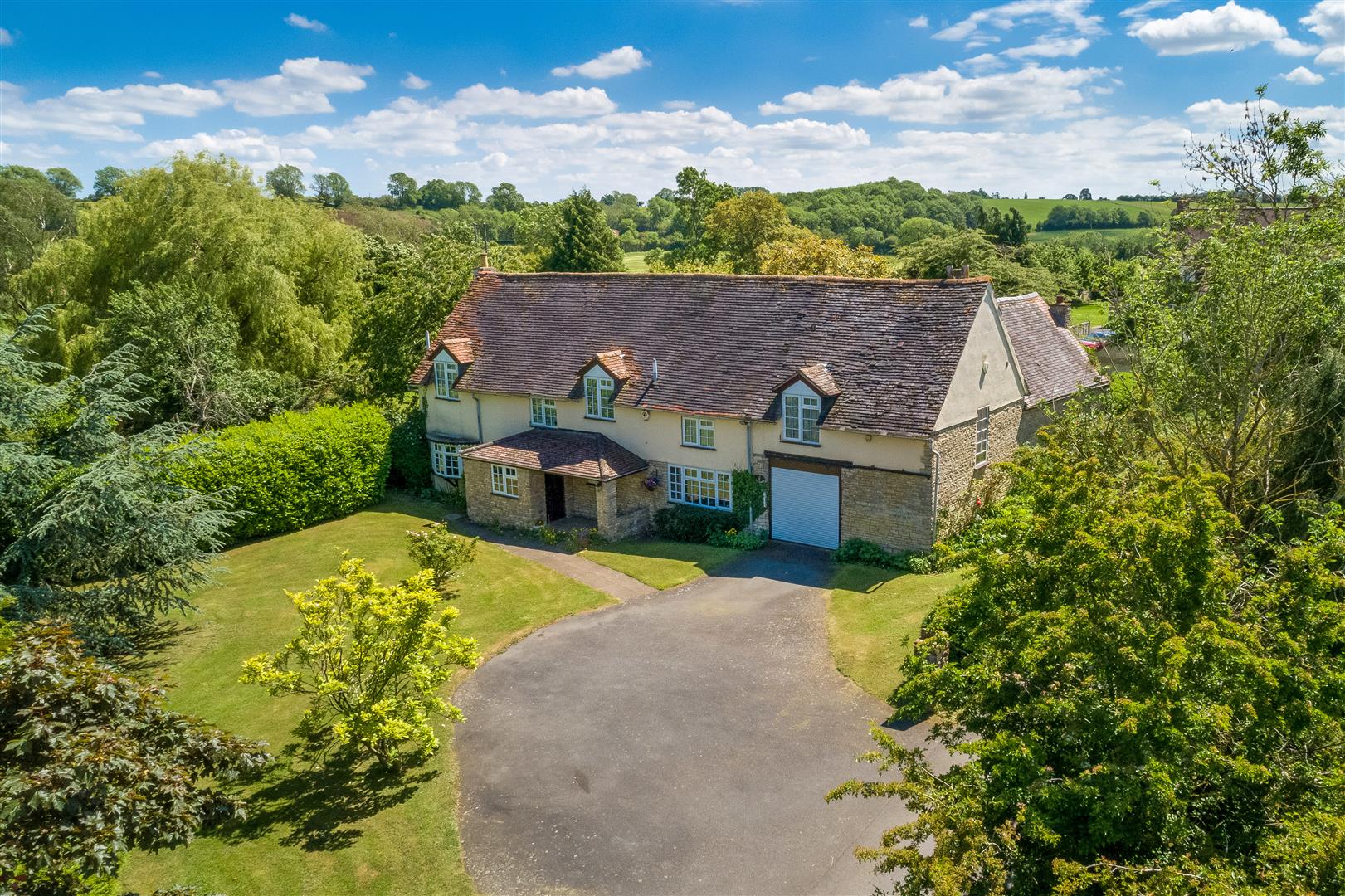 5 bedroom Detached House for sale in Warwick