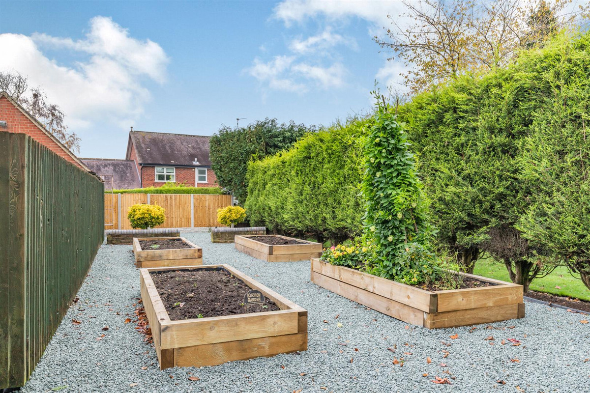 Detached House for sale with 5 bedrooms, Poolside Madeley Crewe