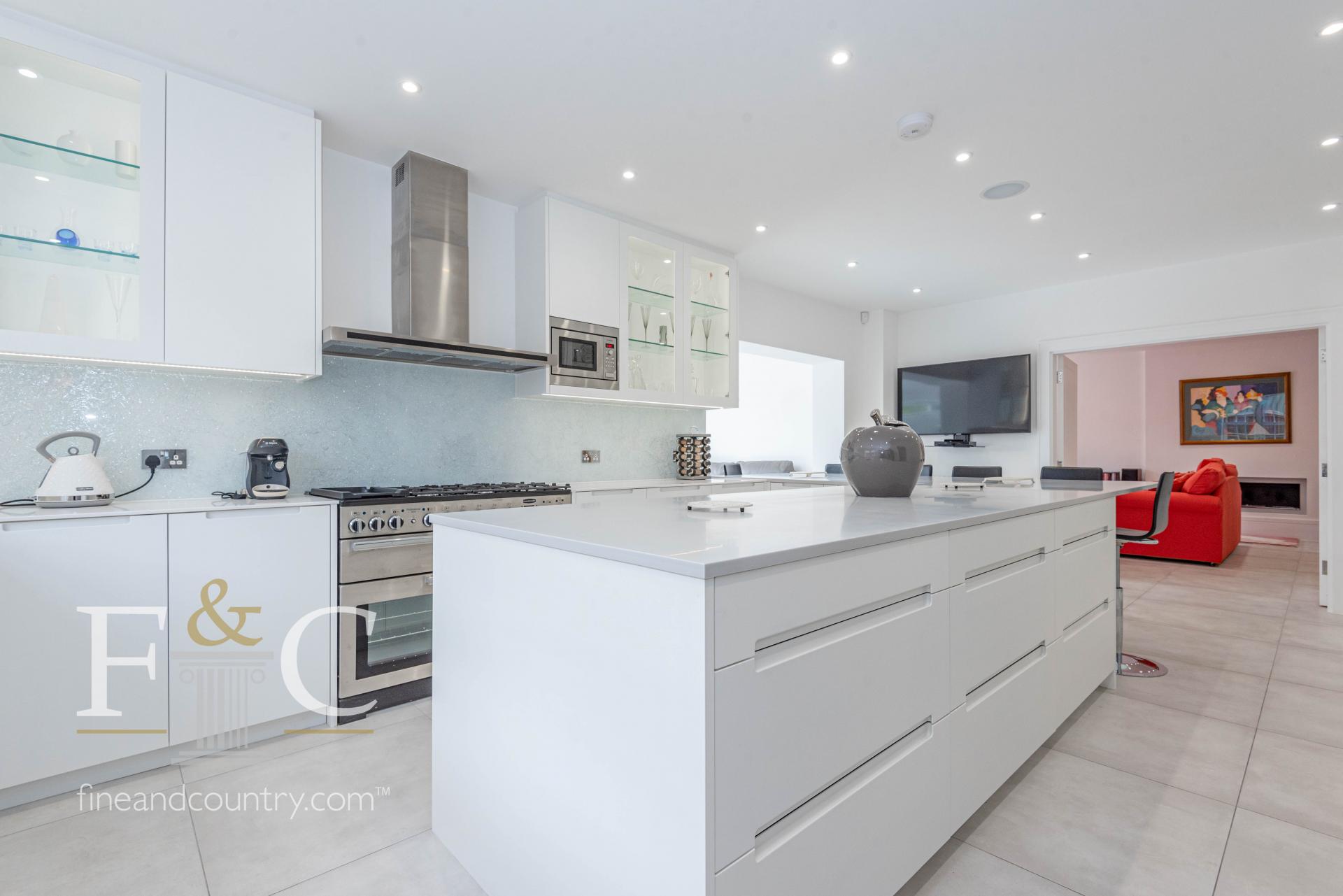 Detached House for sale with 6 bedrooms, Hoe Lane, Nazeing Fine & Country