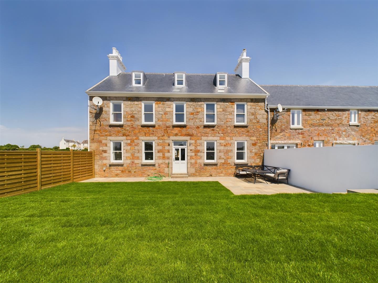 Farm House for sale with 5 bedrooms, A Spacious 5 Bedroom, 4 Bathroom