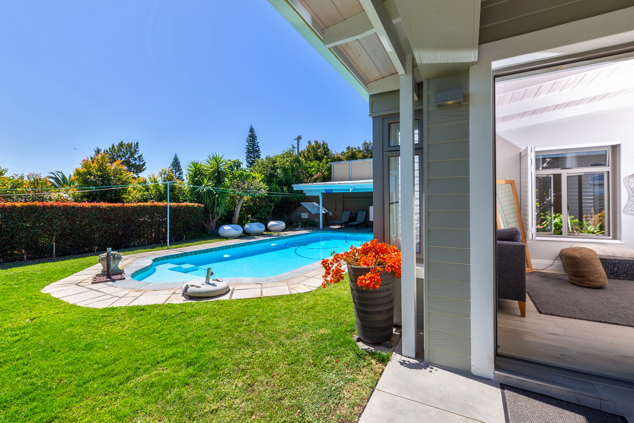 House for sale with 7 bedrooms, 5, Roos Bolton Crescent Fine & Country