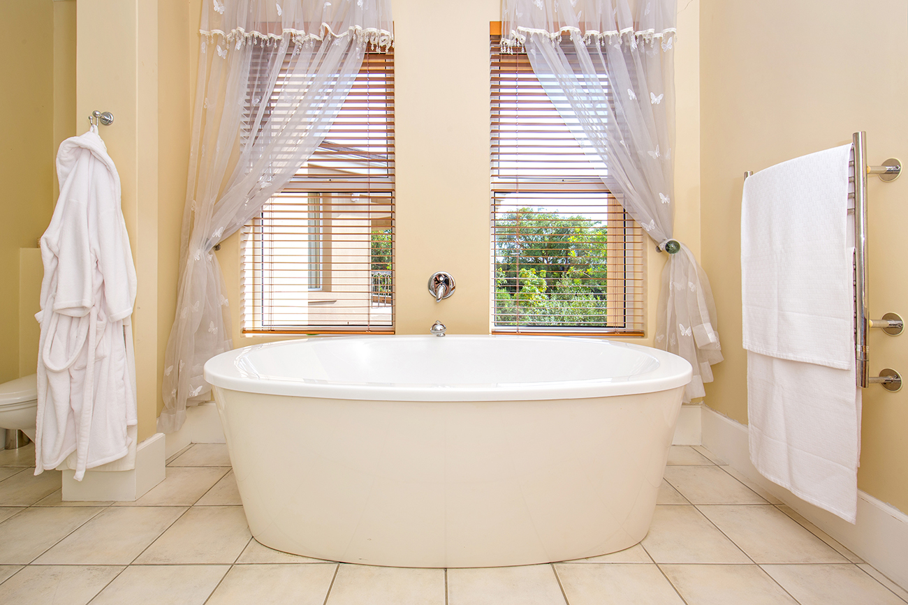 House for sale with 4 bedrooms, Belvidere Estate, Knysna Fine & Country