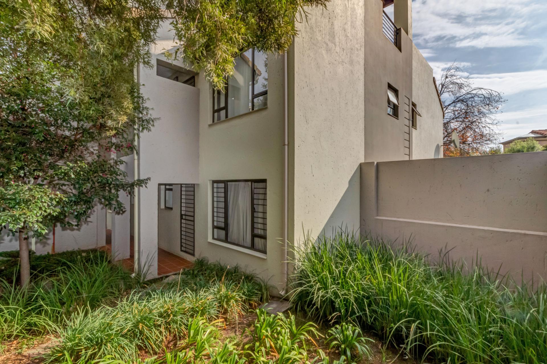 Apartment for sale with 2 bedrooms, Beverley, Sandton Fine & Country