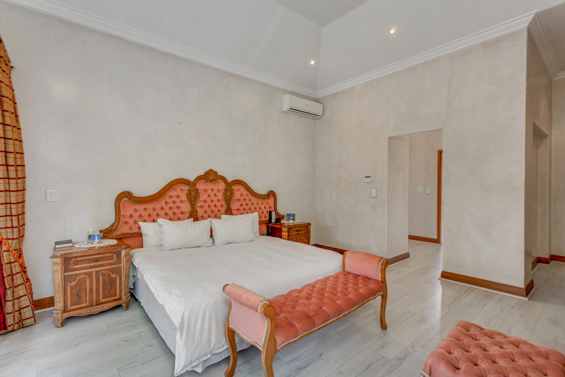 House for sale with 4 bedrooms, 4, Montagu Crescent Fine & Country