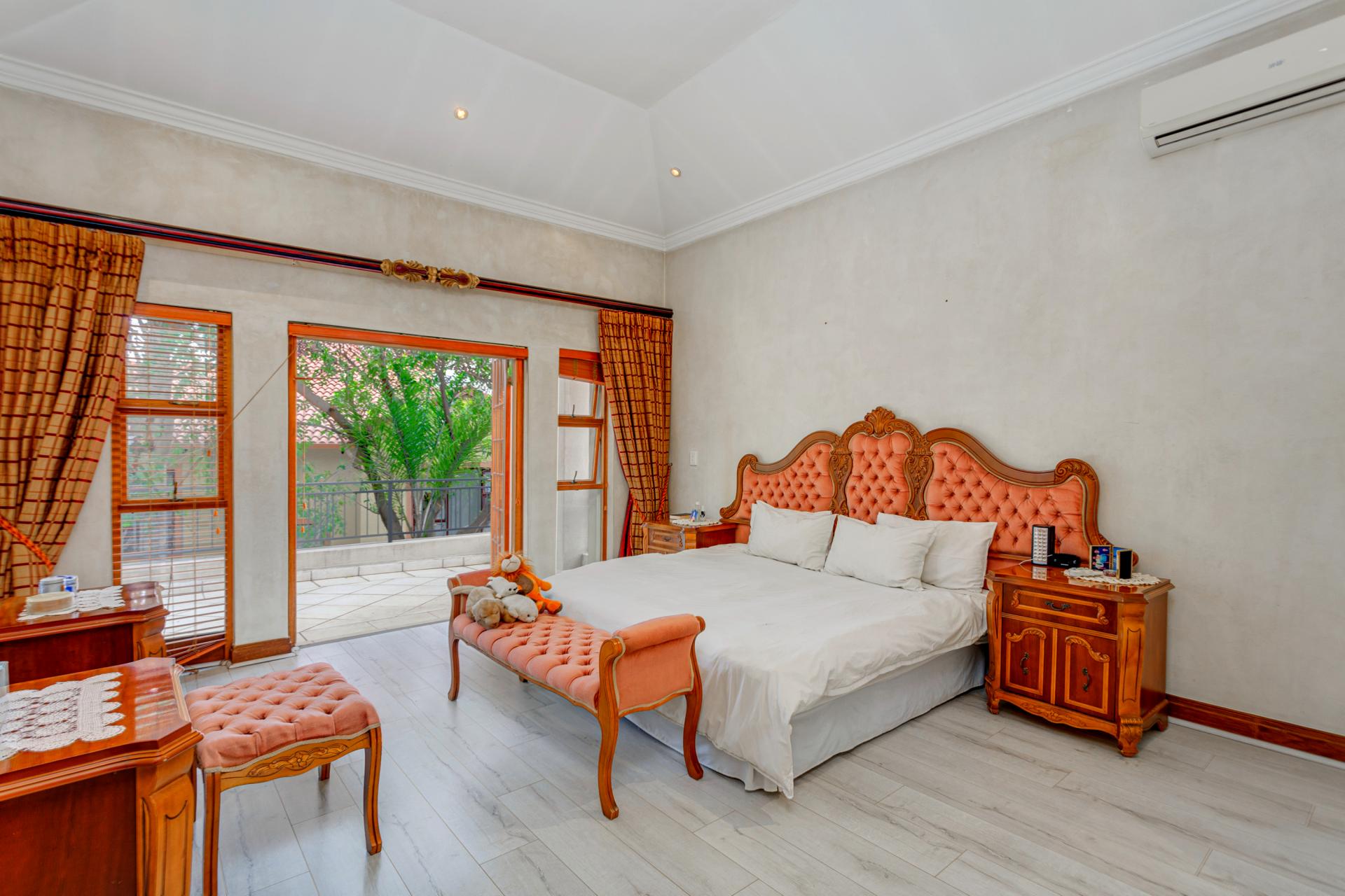 House for sale with 4 bedrooms, 4, Montagu Crescent Fine & Country