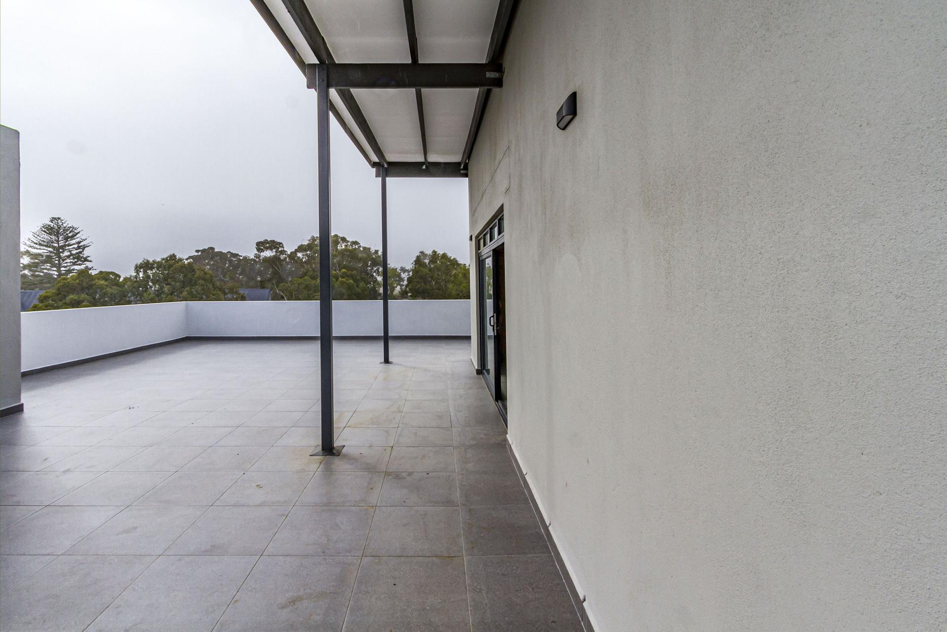 Penthouse to rent with 3 bedrooms, Paardevlei, Somerset West Fine