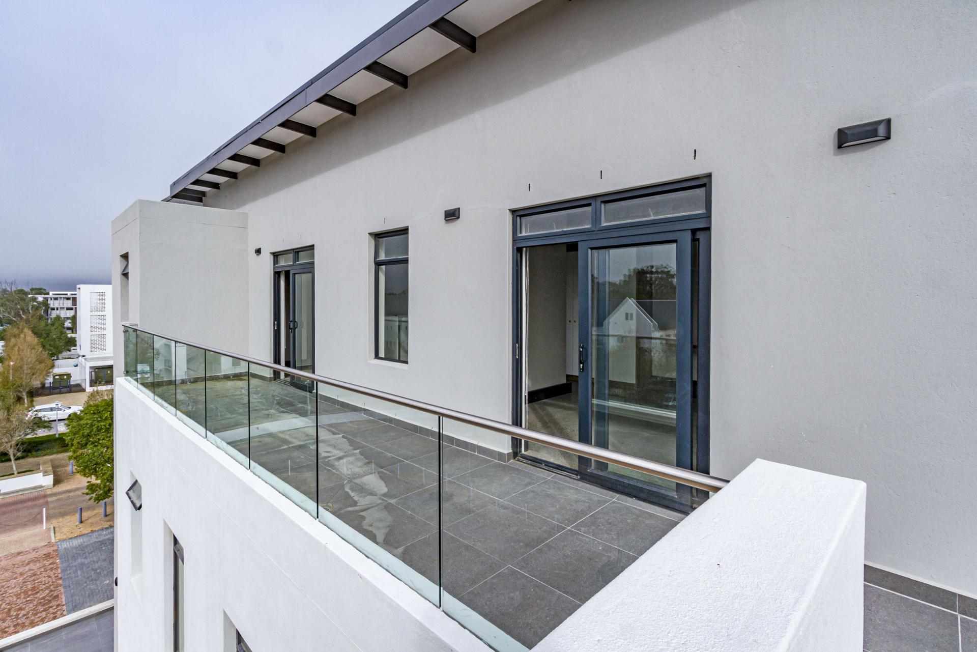 Penthouse to rent with 3 bedrooms, Paardevlei, Somerset West Fine