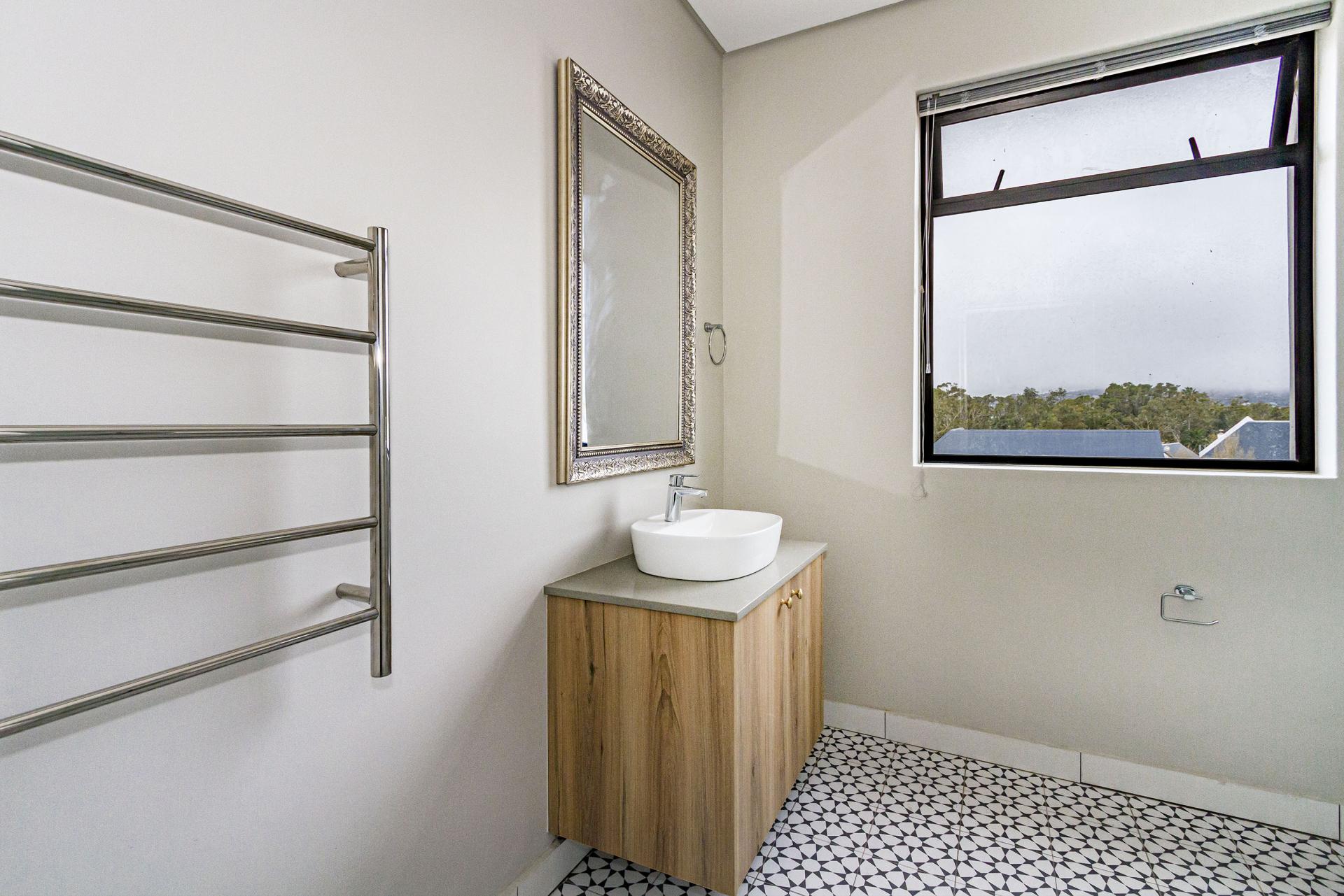 Penthouse to rent with 3 bedrooms, Paardevlei, Somerset West Fine