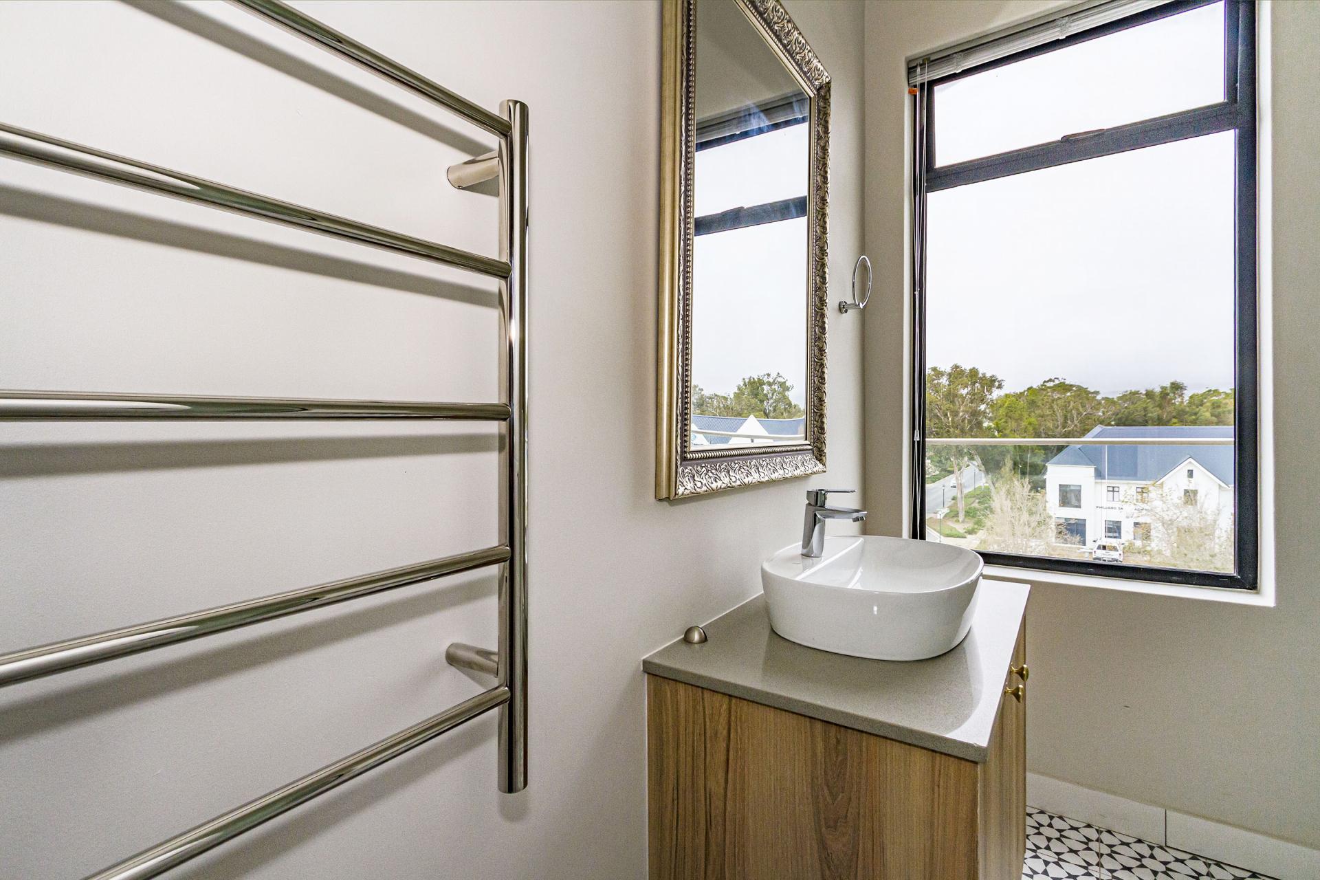 Penthouse to rent with 3 bedrooms, Paardevlei, Somerset West Fine