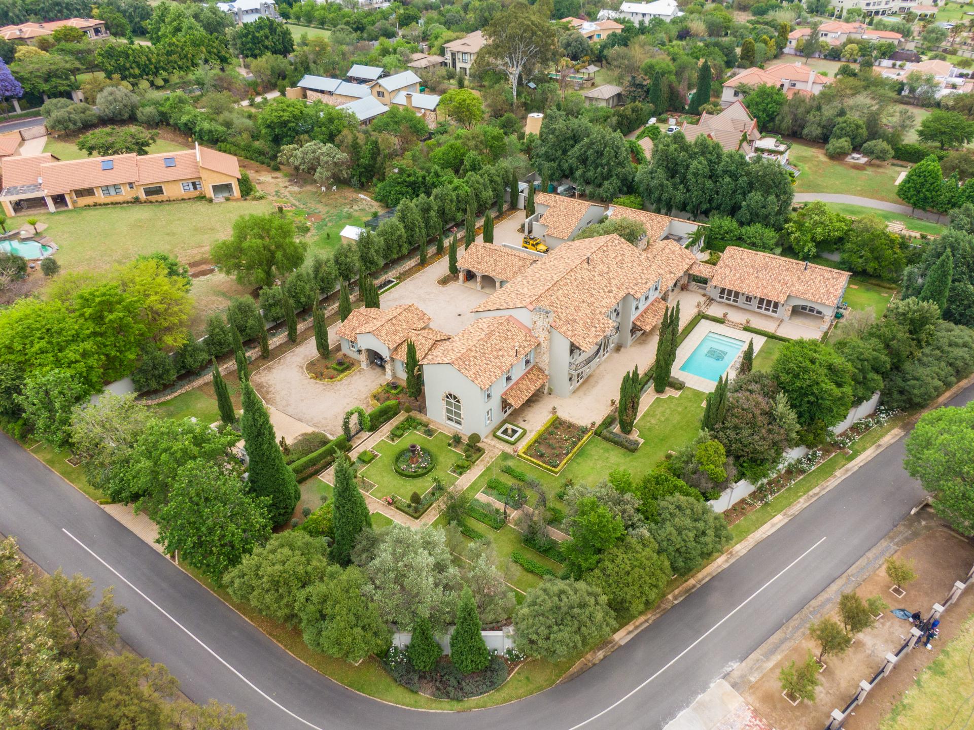 House for sale with 6 bedrooms, Blue Hills Country Estate, Midrand