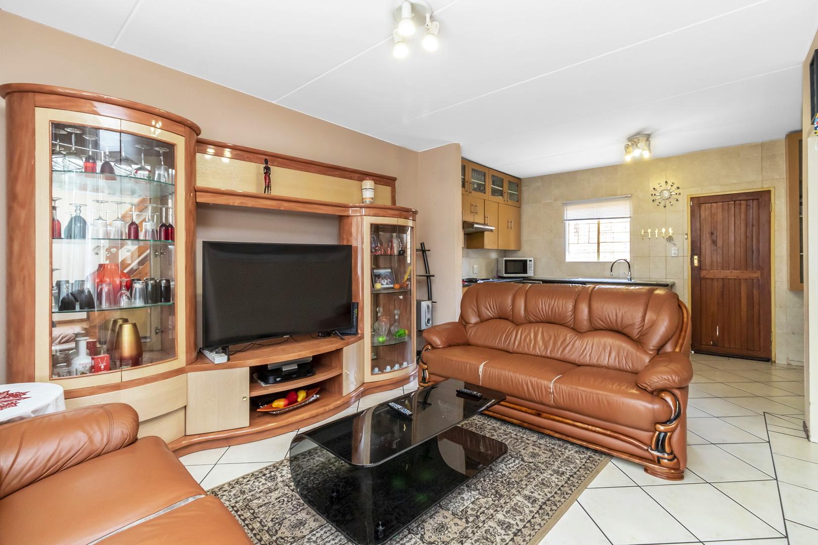 Duplex to rent with 3 bedrooms, Kyalami Hills, Midrand Fine & Country