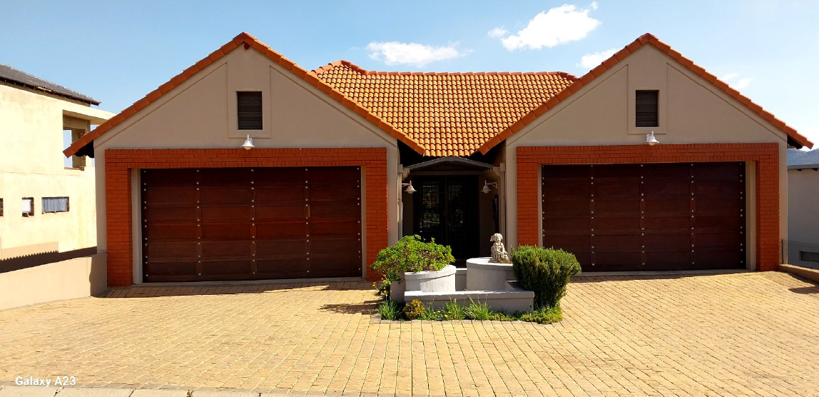Property for sale with 4 bedrooms, Xanadu, Hartbeespoort Fine & Country