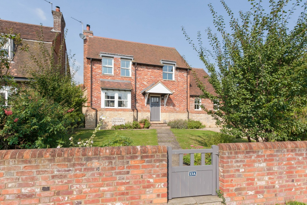 4 bedroom Detached House for sale in Aylesbury