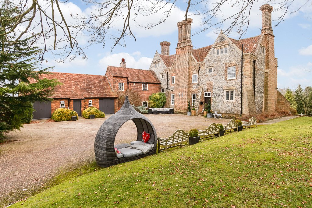 8 bedroom Manor House for sale in Aylesbury