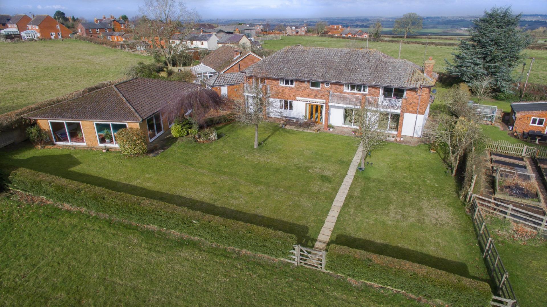 5 bedroom Detached House for sale in Aylesbury