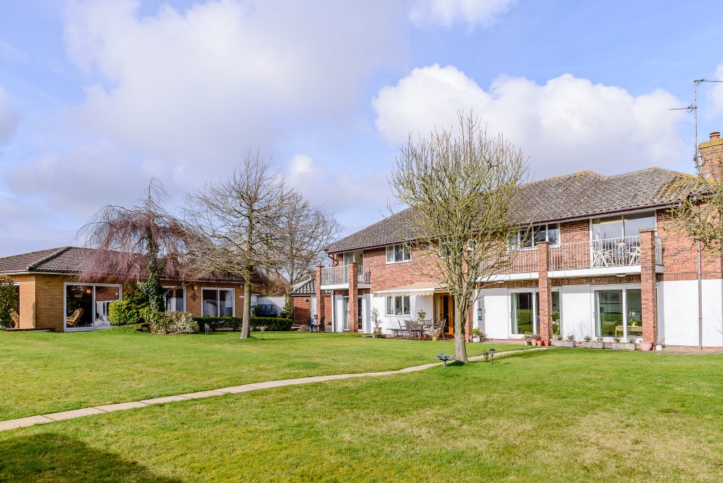 5 bedroom Detached House for sale in Aylesbury