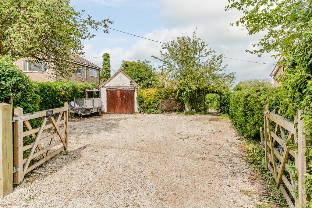 2 bedroom Detached House for sale in Aylesbury